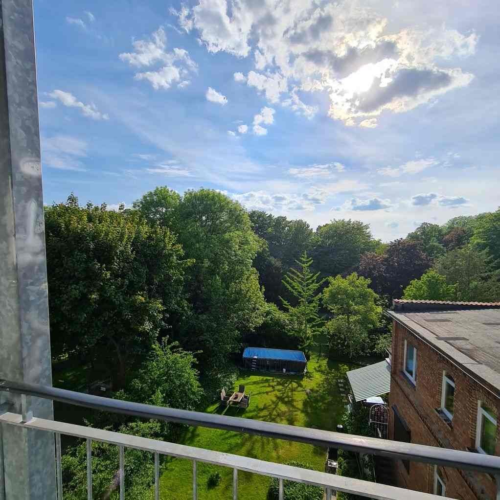 Blick vom Balkon des Hotels auf den Baumbestand des Bürgerparks