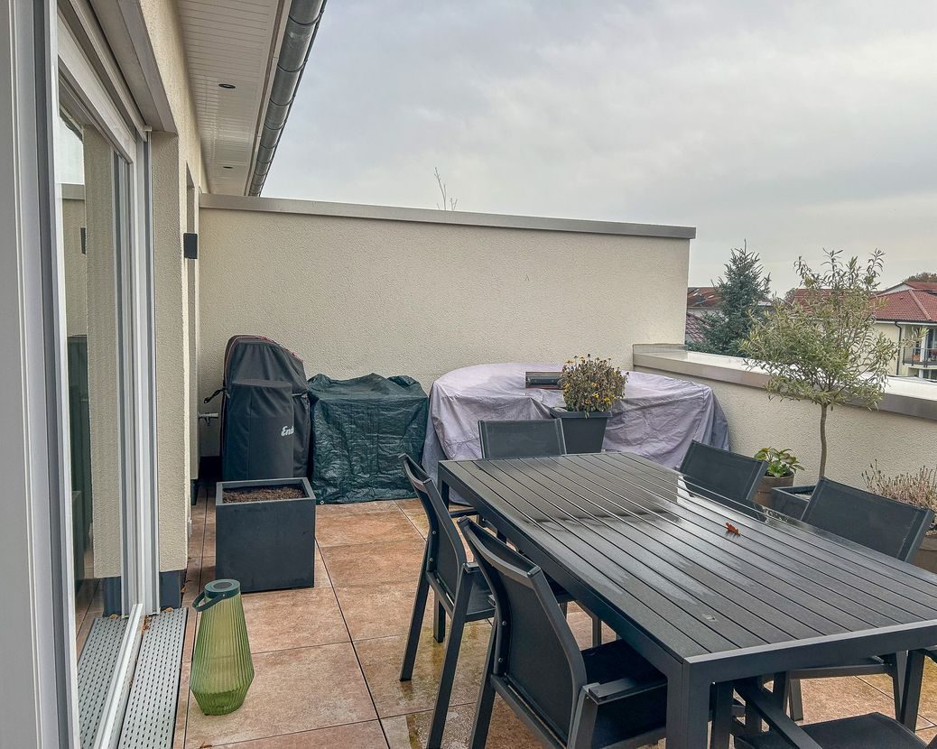 Dachterrasse eines Penthouses mit Grill und Gartentisch, Originalfoto